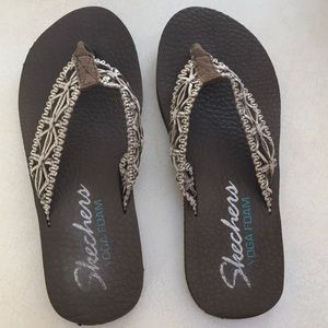 Sketchers yoga foam flip flops